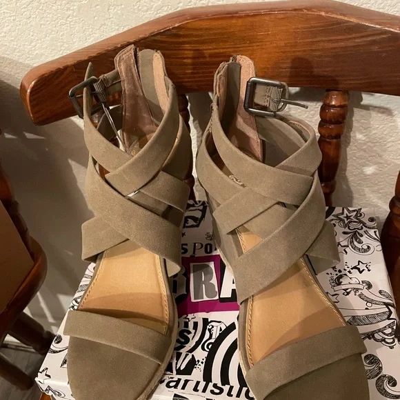 Brash Women's tan Sandals 🆕
Never worn, tags attached w box - Picture 6 of 7